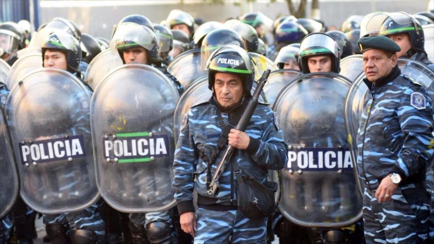 Policía argentina desaloja a la fuerza a empleados de Pepsico