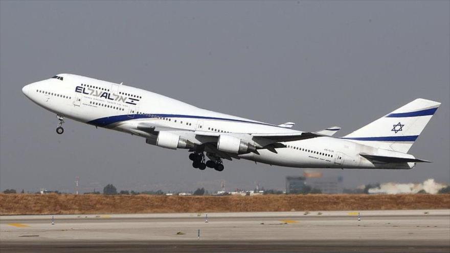 Un avión comercial de la compaña aérea Al Israel Airlines, es fotografiado en el momento de despegue desde el aeropuerto de Ben Gurión en Tel Aviv.
