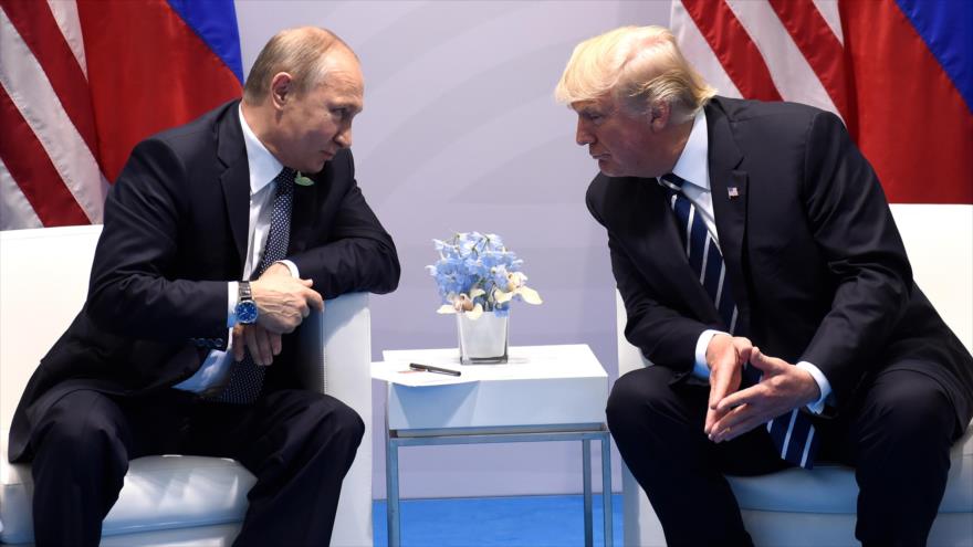 El presidente ruso, Vladimir Putin (izda.), y su par estadounidense, Donald Trump, en una reunión mantenida en Alemania, 7 de julio de 2017.