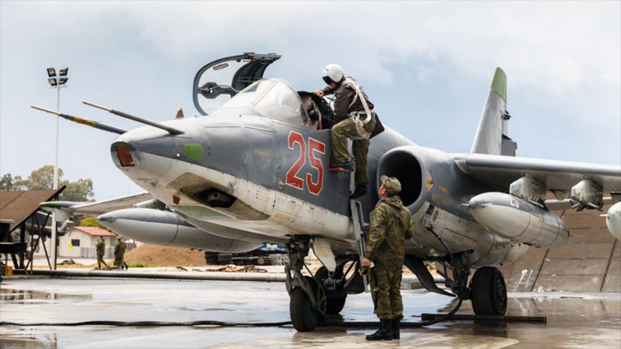 Piloto ruso sube a un avión Sujoi Su-25 en la base aérea de Hmeymim, en el noroeste de Siria.