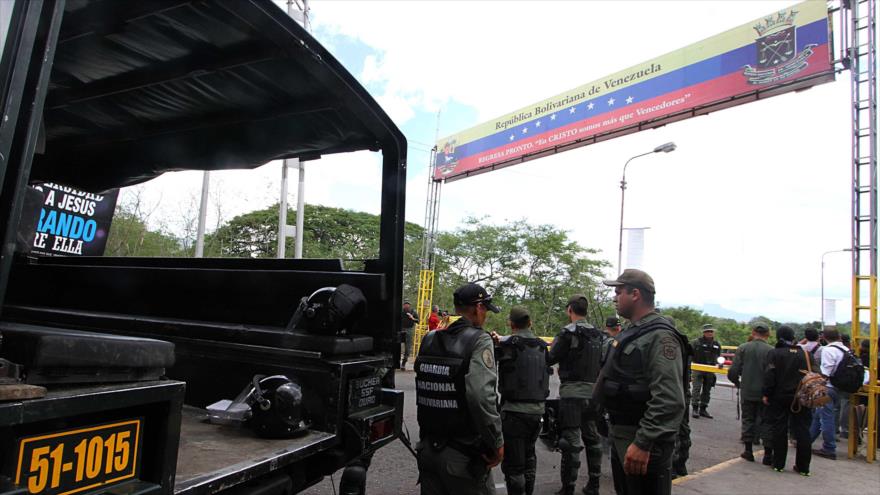 Oficiales de la Guardia Nacional Bolivariana de Venezuela patrullan en un paso fronterizo en San Cristóbal, estado occidental de Táchira.