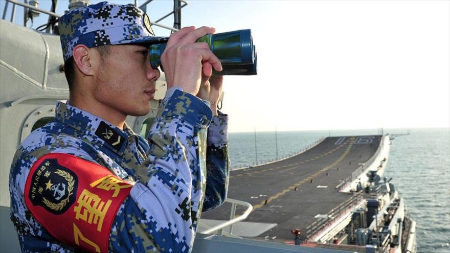 Un soldado de la Marina china a bordo del portaaviones Liaoning durante un ejercicio naval.