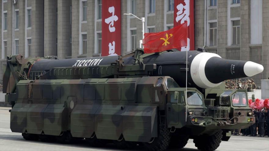 Un misil no identificado que podría ser el Hwasong-12 se exhibe durante un desfile militar en Pyongyang, 15 de abril de 2017.