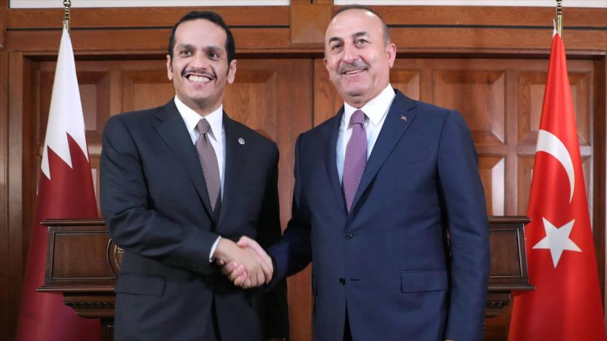 El canciller catarí, Mohamad bin Abdulrahman Al Thani, y su par turco, Mevlut Cavusoglu, en una rueda de prensa en Ankara, 14 de julio de 2017.