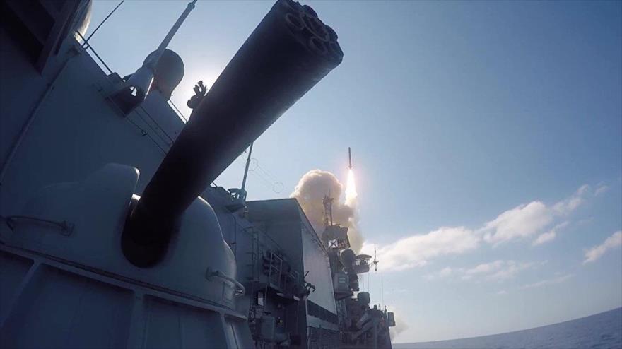 Un destructor ruso lanza un misil de crucero contra objetivos terroristas en Siria.