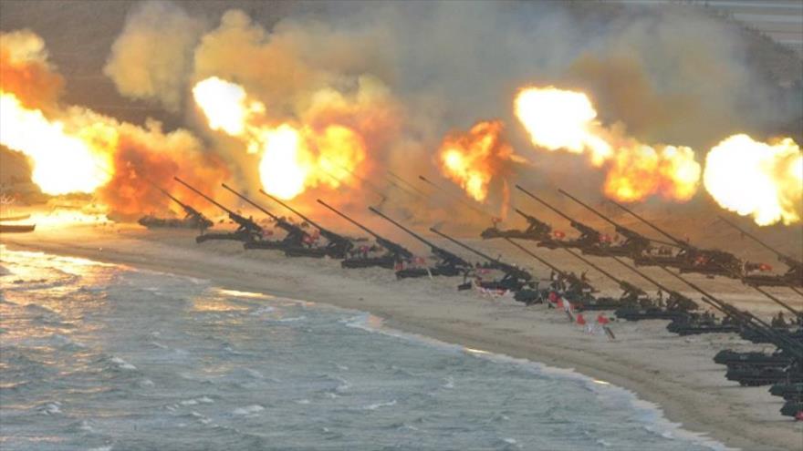 Ejercicios militares de unidades de artillería de Corea del Norte.
