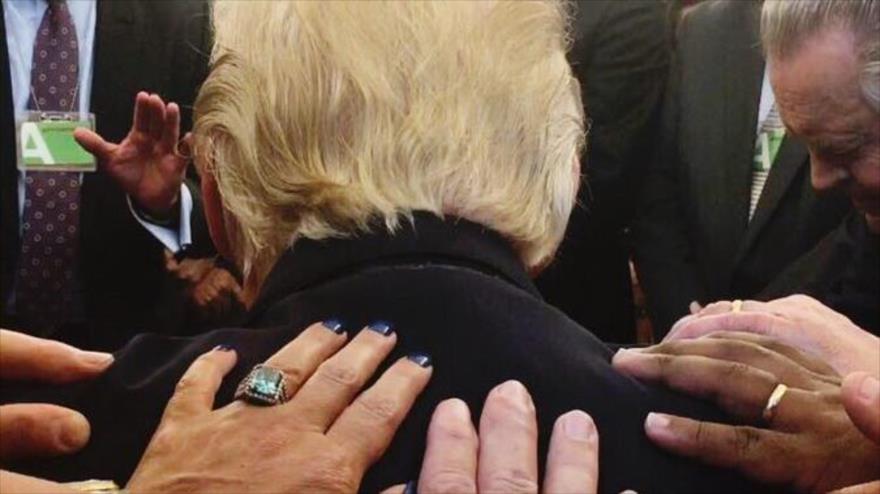 Líderes evangélicos ponen las manos sobre el presidente de EE.UU., Donald Trump, durante su visita a la Casa Blanca.