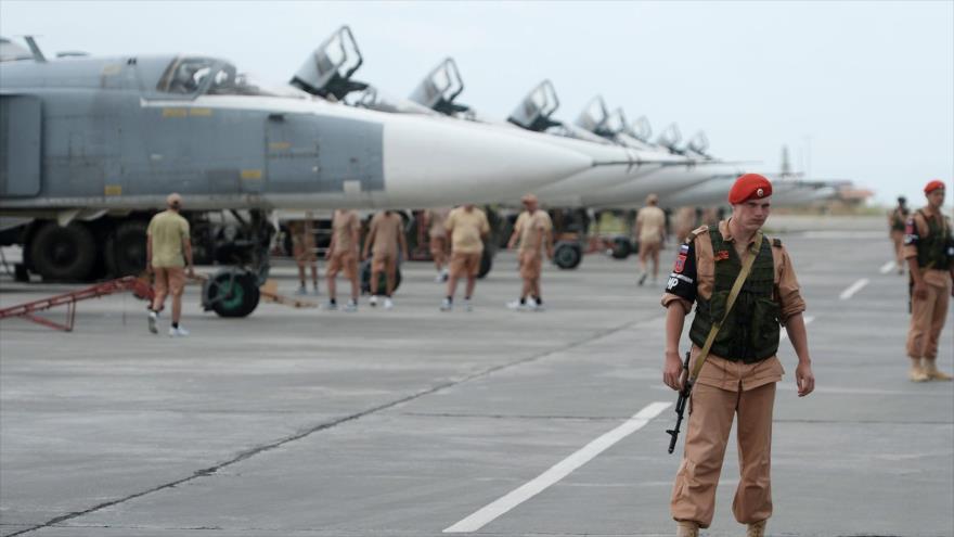Soldados rusos en la base aérea de Hmeymim, noroeste de Siria.