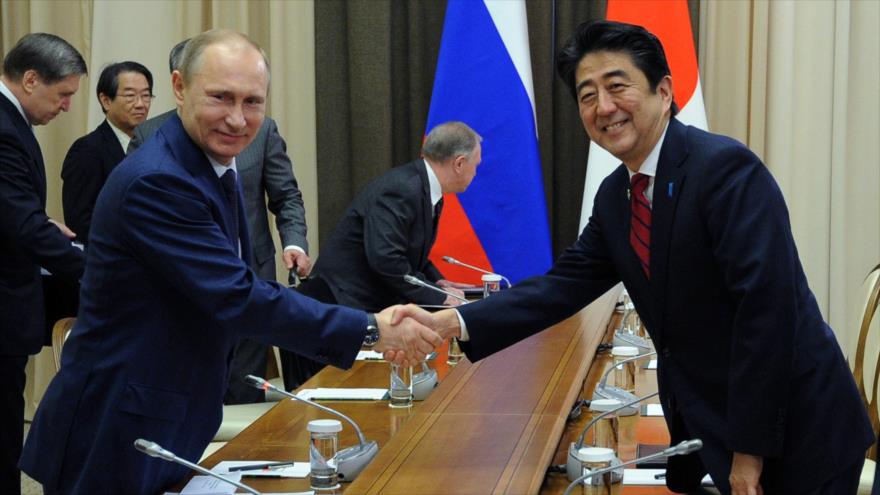 El presidente de Rusia, Vladimir Putin (izda.), y el primer ministro de Japón, Shinzo Abe, en una reunión en Moscú (capital rusa), 8 de febrero de 2014.