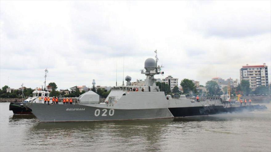El buque de guerra Majachkala, perteneciente a la flotilla rusa del mar Caspio, atraca en el puerto iraní de Anzali (norte), 13 de julio de 2017.