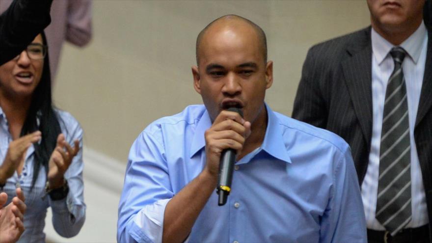 El diputado venezolano, Héctor Rodríguez, habla en la Asamblea Nacional (AN) en Caracas, 5 de abril de 2017.