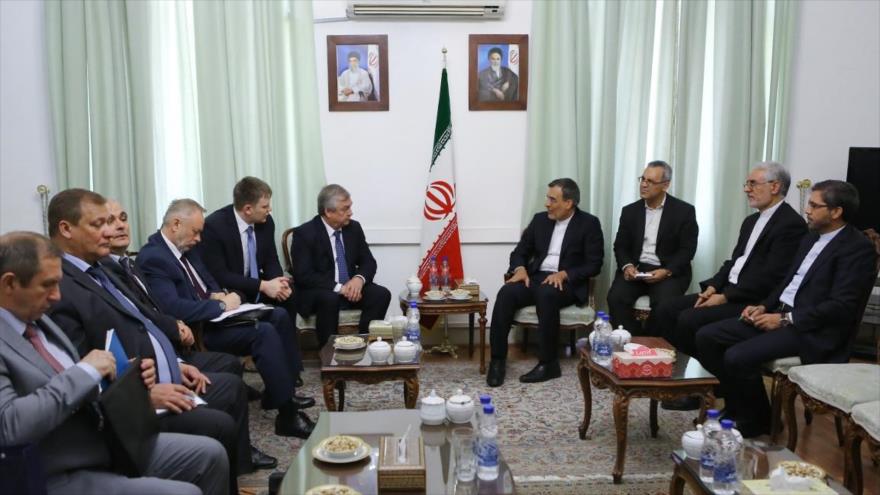 El vicecanciller iraní, Husein Yaberi Ansari (dcha.), recibe al enviado especial de Rusia para Siria, Alexander Lavrentiev, en Teherán, 15 de julio de 2017.