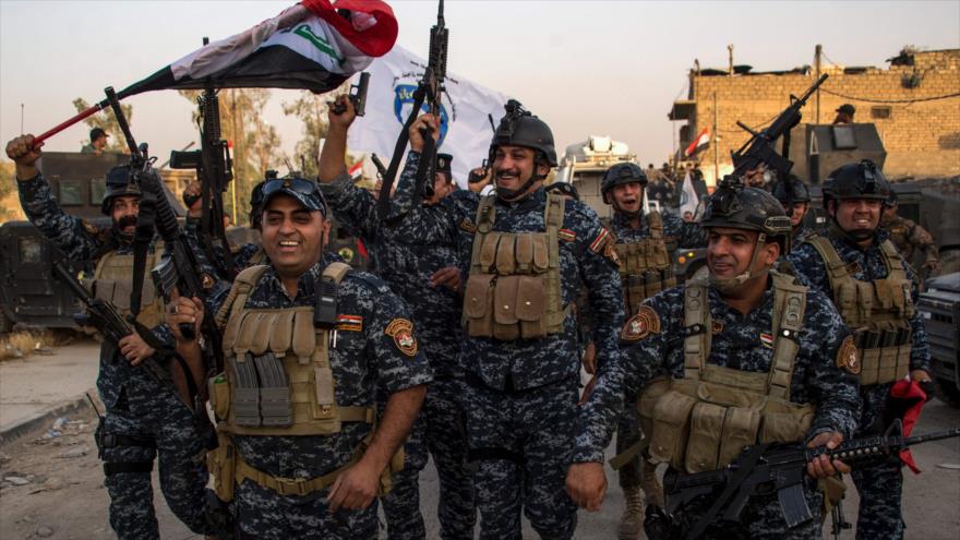 Fuerzas de la Policia Federal de Irak festejan la toma de Mosul en el casco antiguo de la ciudad, 10 de julio de 2017 