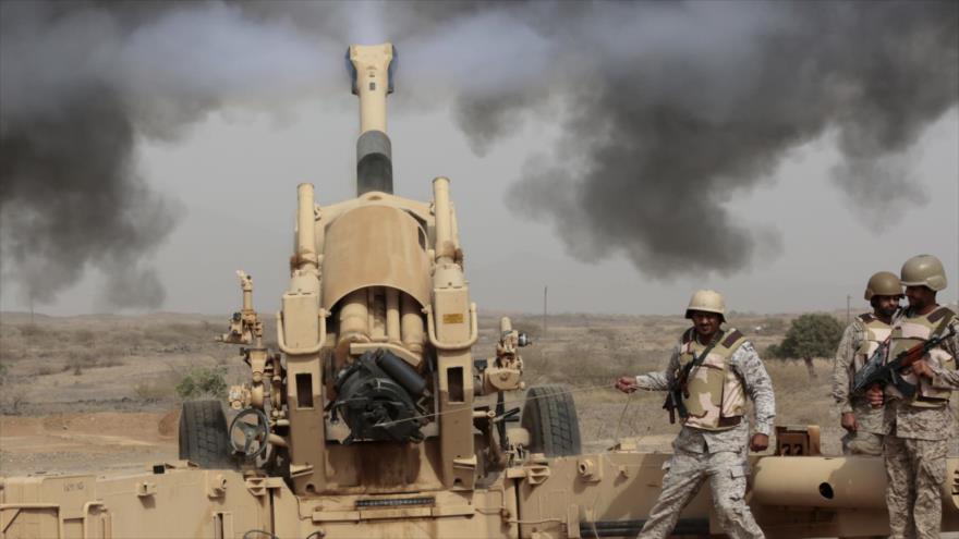 Soldados saudíes disparan artillería contra Yemen desde la provincia de Yizan.
