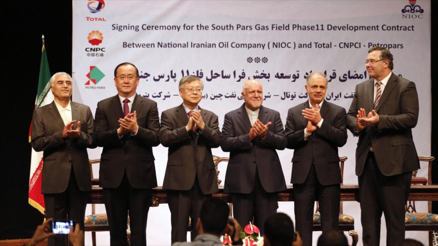 La Compañía Nacional de Petróleo de Irán (NIOC) y la francesa Total firman un contrato para desarrollar la fase 11 de Pars del Sur, 3 de julio de 2017.