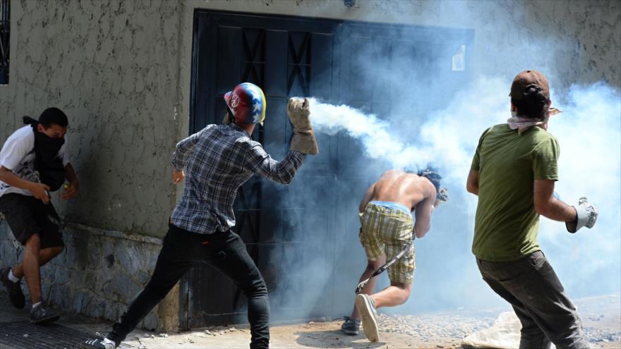 Opositores venezolanos en una protesta antigubernamental en Caracas (capital venezolana), 10 de julio de 2017.