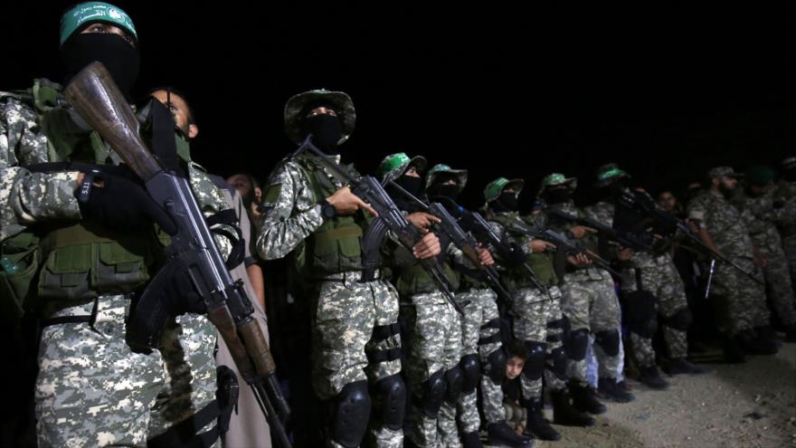 Combatientes de las Brigadas Ezzedin al-Qassam, brazo militar de HAMAS, asisten a un acto militar en el sur de la Franja de Gaza, 10 de junio de 2017.