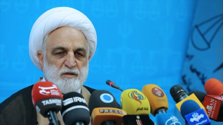 El portavoz del Poder Judicial de Irán, Qolam Husein Mohseni-Eyei, habla durante una rueda de prensa en Teherán, capital persa.