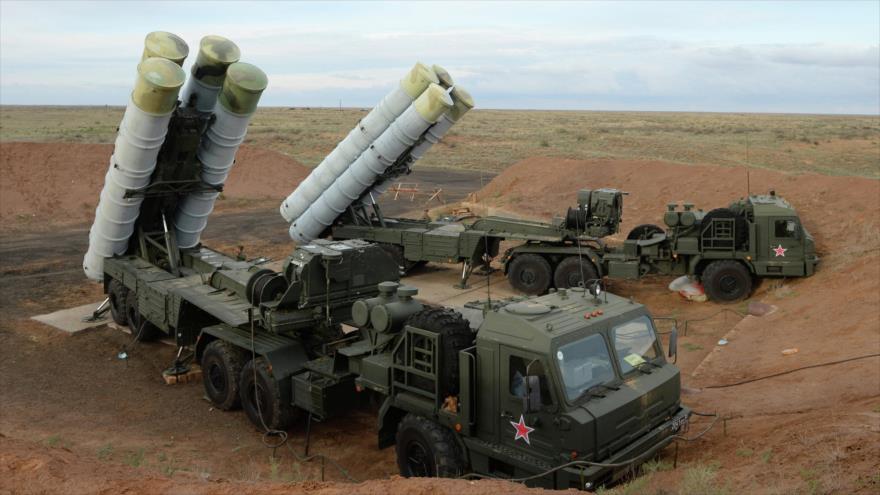 Avanzados sistemas antiaéreos S-400 rusos desplegados en un desierto.