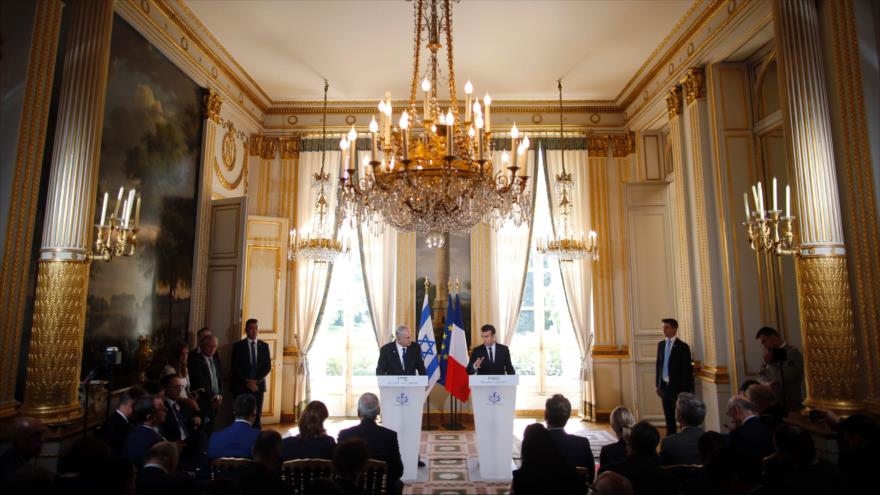 El presidente de Francia, Emmanuel Macron (centro dcha.), da una rueda de prensa junto al premier del régimen israelí, Benyamin Netanyahu, 16 de julio de 2017.