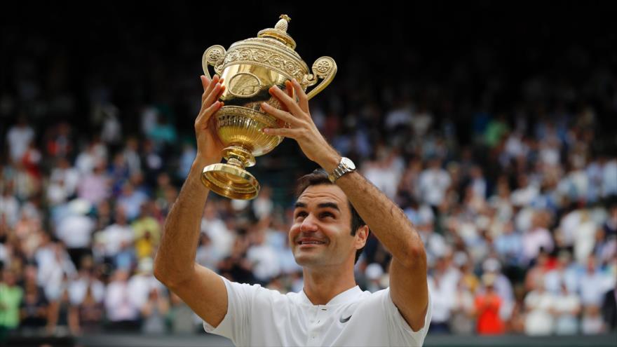 Roger Federer sostiene el trofeo de vencedor del Campeonato de Wimbledon 2017.