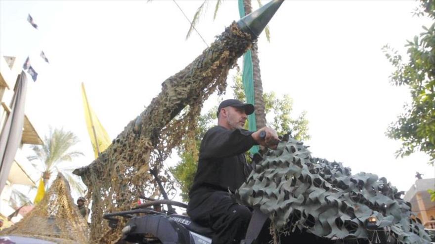 Miembro de Hezbolá conduce una moto de cuatro ruedas que portaba un cohete en el sur de El Líbano en 2015. 