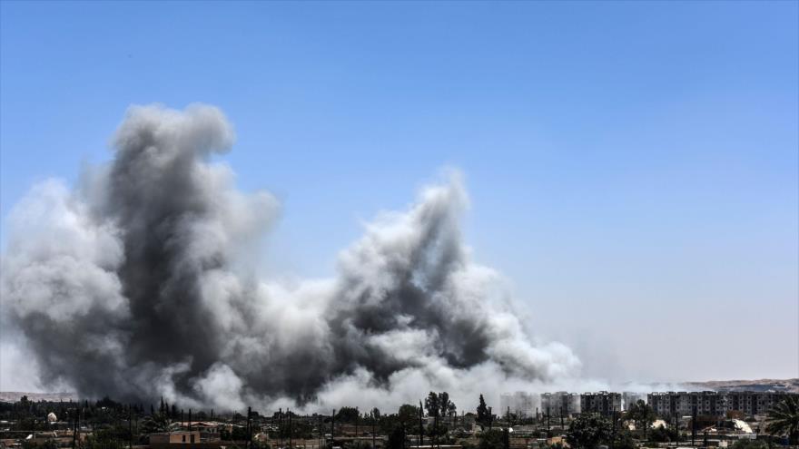 Humareda de un ataque de la coalición anti-EIIL en la ciudad de Al-Raqa, 15 de julio de 2017.