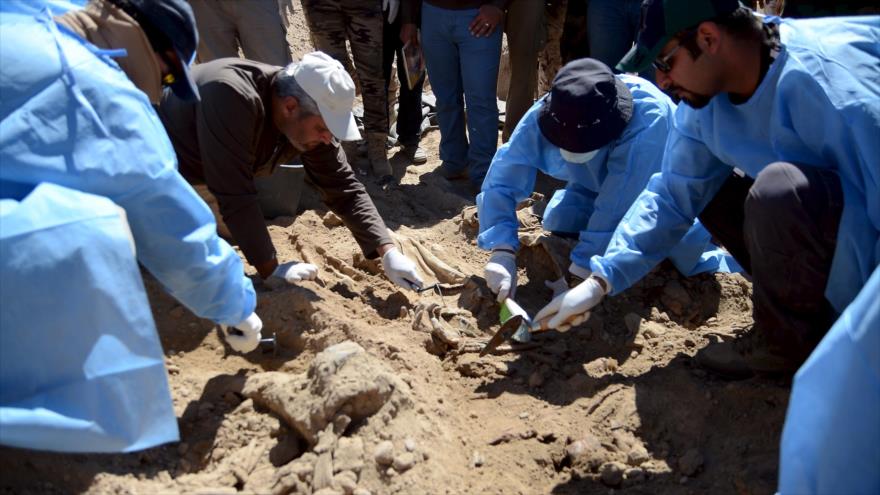 Miembros del equipo forense iraquí buscan restos de cadetes del campo Speicher, asesinados por Daesh en Tikrit, Irak, 6 de abril de 2015.