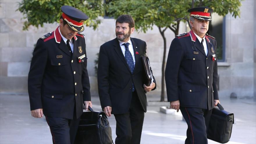 El director general de la Policía regional de Cataluña [los Mossos d Esquadra], Albert Batlle (centro), acompañado por dos oficiales de alto rango de ese cuerpo policial.