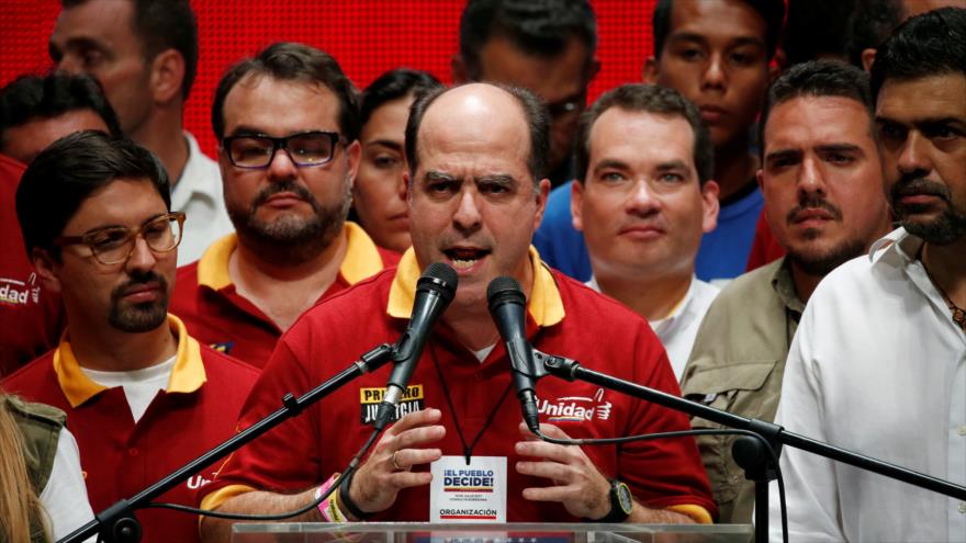 El presidente del Parlamento venezolano, Julio Borge, ofrece un discurso junto a los dirigentes de la opositora coalición MUD, 16 de julio de 2017.