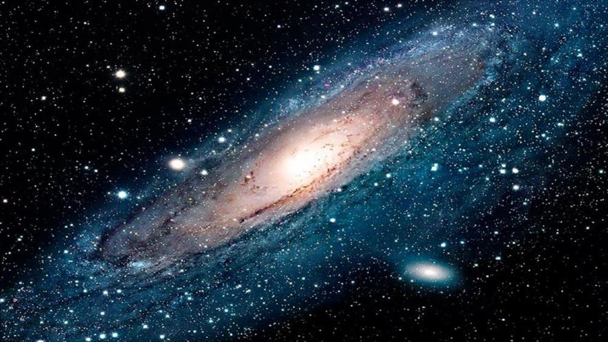 Científicos hallan una galaxia que es mil veces más brillante que la Vía Láctea.
