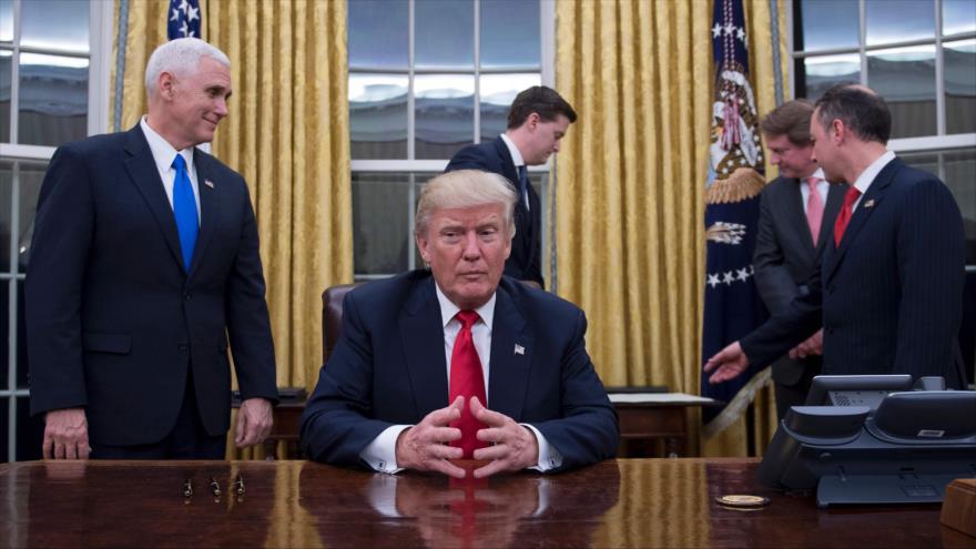 El presidente de EE.UU., Donald Trump, espera una reunión en su despacho en la Casa Blanca.