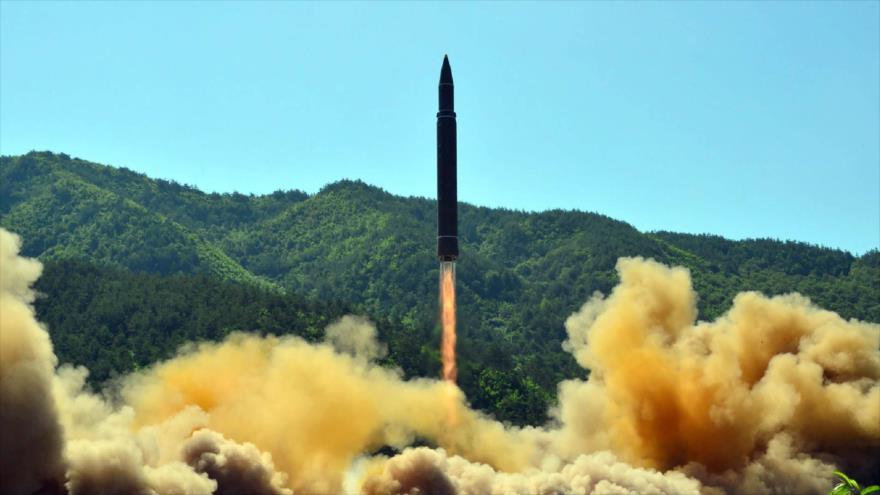 El momento del lanzamiento de un misil balístico norcoreano Hwasong-14, 5 de julio de 2017.