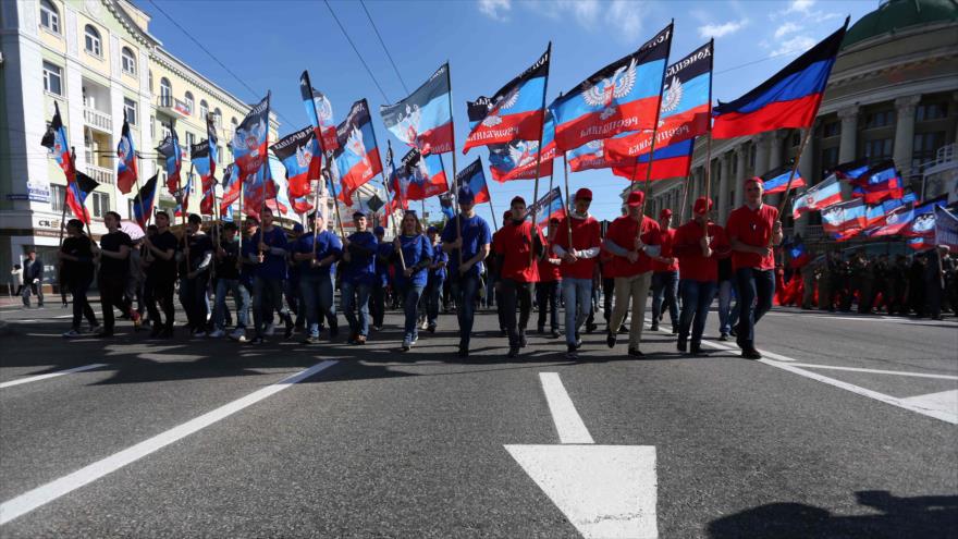 Independentistas en Donetsk celebran el tercer aniversario de su independencia de Ucrania, 11 de mayo de 2017.