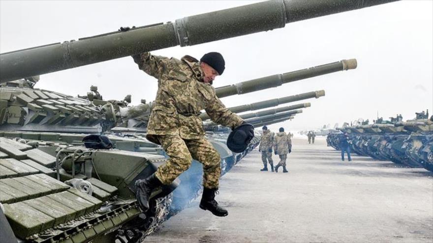 Un soldado ucraniano salta de un tanque en una base militar en la ciudad de Chuguiv, 15 de octubre de 2016.