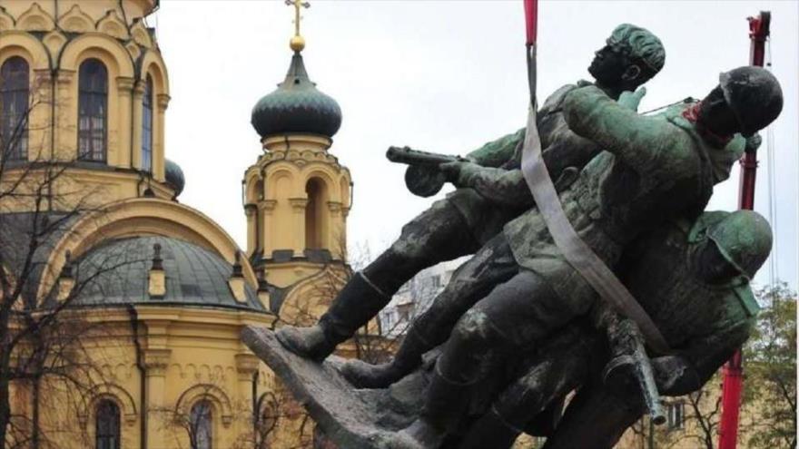 Demolición del monumento a la Fraternidad Armada en Varsovia, capital polaca.