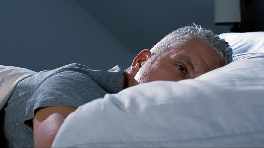 Dormir mal aumenta la producción de dos proteínas asociadas con asociado con el alzhéimer.