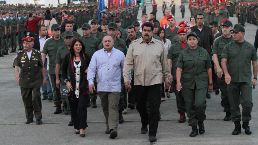 El presidente de Venezuela, Nicolás Maduro, inspecciona un centro militar.
