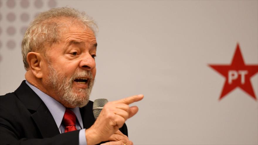El expresidente brasileño Luiz Inácio Lula da Silva pronuncia un discurso durante un seminario en Brasilia, 24 de abril de 2017. 