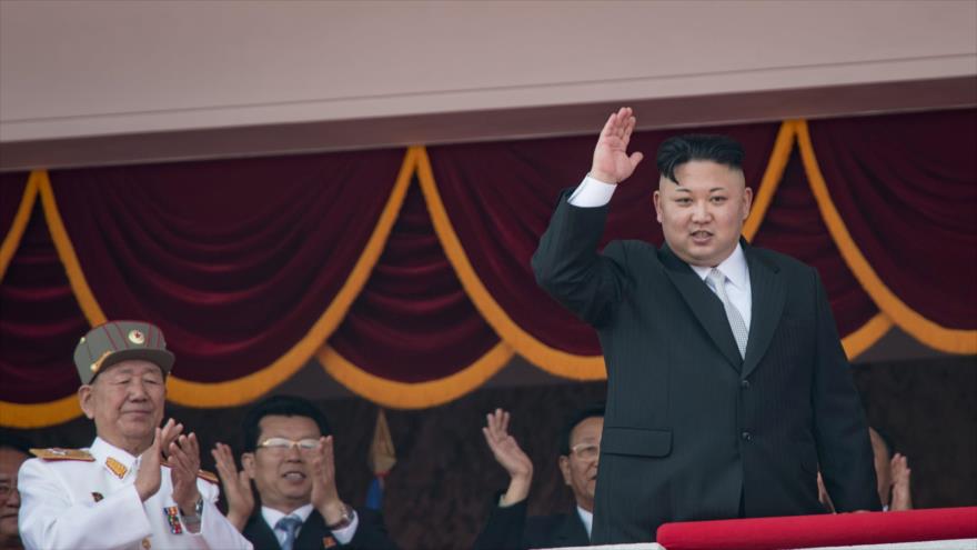 El líder norcoreano, Kim Jong-un (dcha.), durante un desfile militar en Pyongyang, capital de Corea del Norte, 15 de abril de 2017.