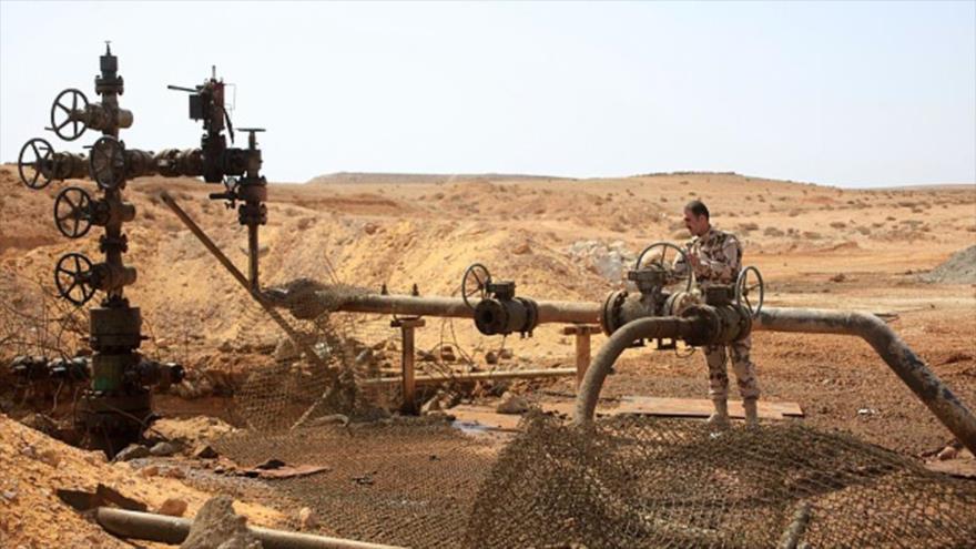 Un soldado sirio en instalaciones petrolíferas en el centro del país.