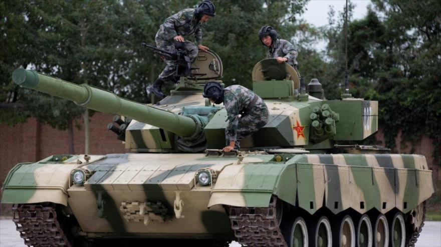 Soldados del Ejército de Liberación Popular de China sobre un tanque de batalla principal modelo 96.