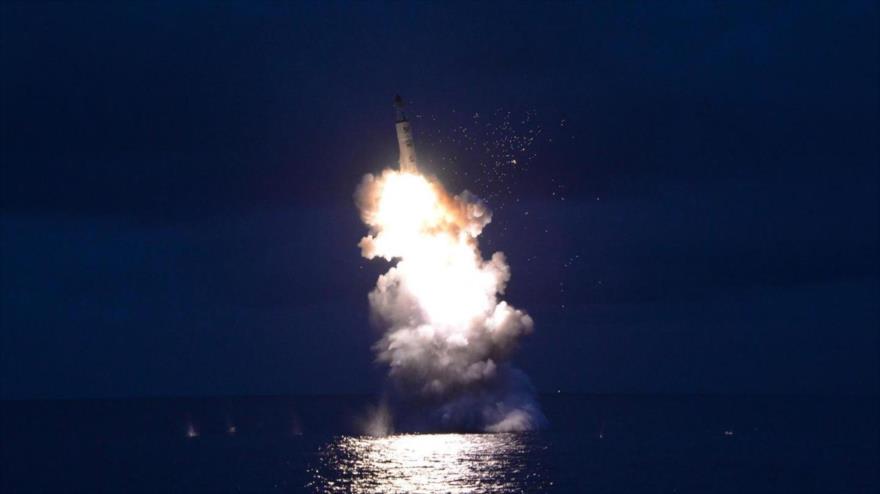 La agencia de noticias norcoreana KCNA publica la imagen del test de un misil balístico lanzado desde un submarino estratégico, 25 de agosto de 2016.