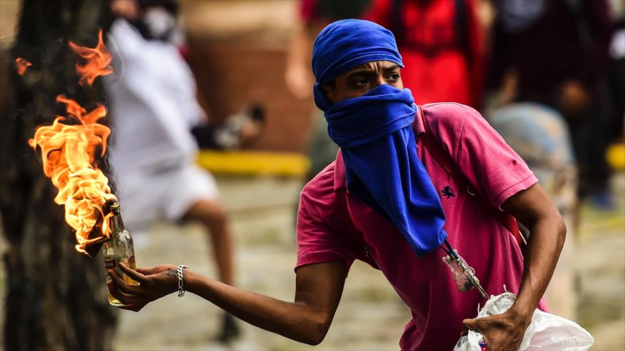 Un opositor venezolano lanza un cóctel motolov durante una protesta antigubernamental en Caracas, la capital, 20 de julio de 2017.