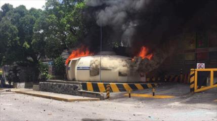  Opositores queman la sede del canal estatal venezolana VTV