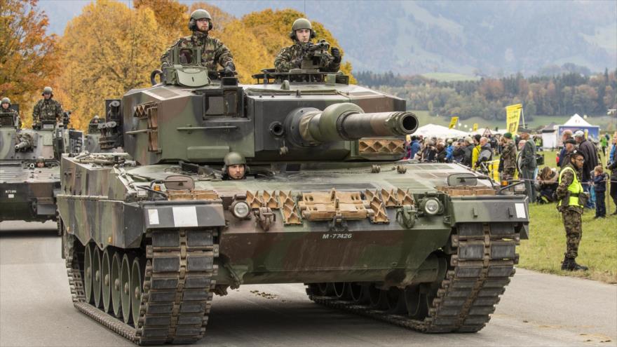 Tanque de fabricación alemana, Leopard II, en una maniobra militar.