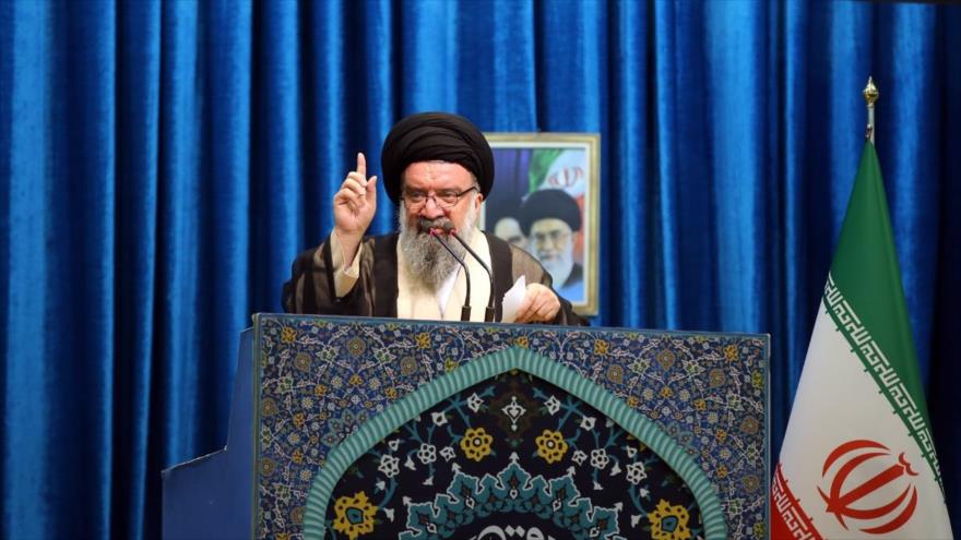 El ayatolá Seyed Ahmad Jatami pronuncia el sermón del rezo del viernes de Teherán, capital persa, 21 de julio de 2017.