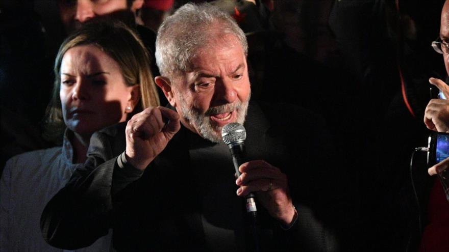 El expresidente brasileño Luiz Inácio Lula da Silva habla en una protesta contra el gobierno de Michel Temer en Sao Paulo, 20 de julio de 2017.