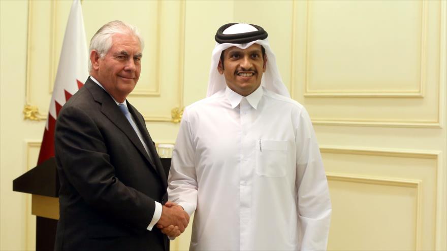 El secretario de Estado de EE.UU., Rex Tillerson (izda.), y su par catarí, el sheij Mohammad bin Abdulrahman Al Thani, 11 de julio de 2017.