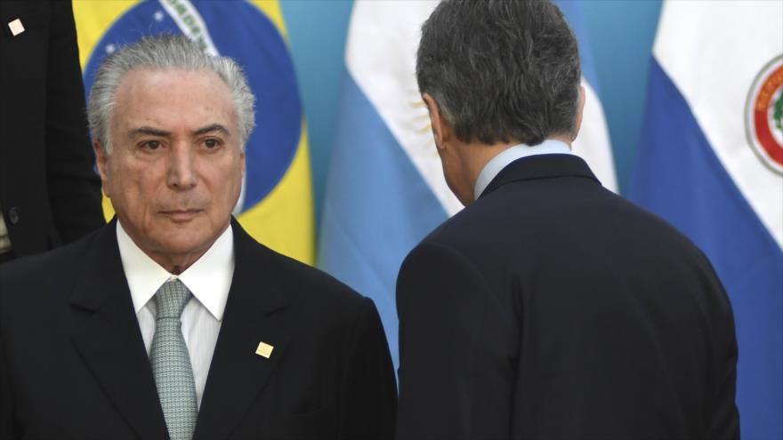 El presidente brasileño, Michel Temer, se prepara para la foto oficial de la Cumbre del Mercosur celebrada en Argentina, 21 de julio de 2017.